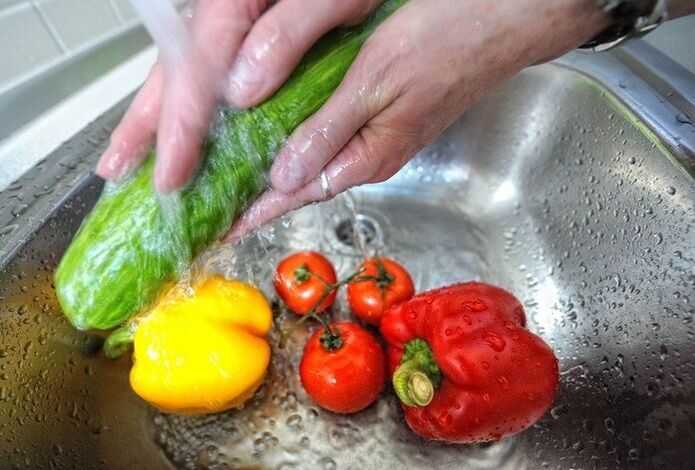 To prevent parasitic infections, vegetables must be washed before eating. 